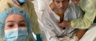 Navalnyj uppe på benen på sjukhuset