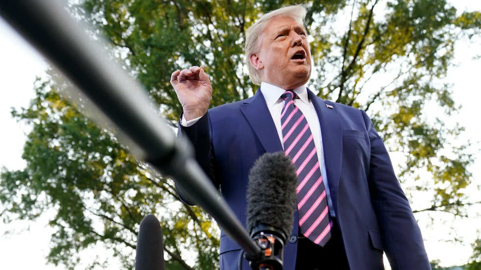 President Donald Trump möter reportrar utanför Vita huset.