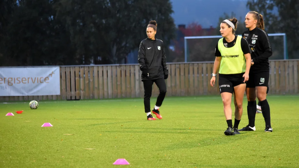 Under torsdagsträningen fick Rebekah O'Brien, till vänster, hålla koll på Hayley Dowd. I mötet med Lidköping väntar tuffa dueller med amerikanskan Taylor Townsend.
