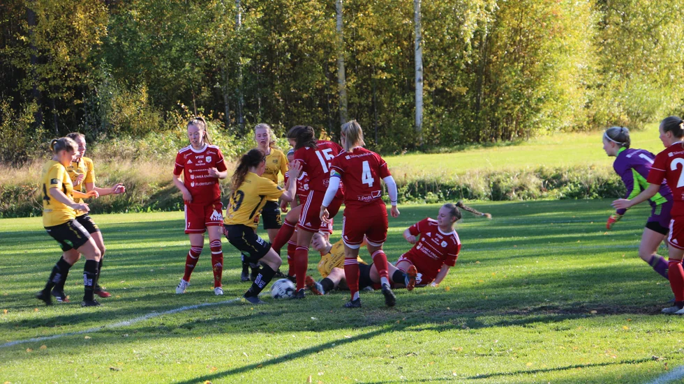 Tumult i Team TG:s straffområde efter en fast situation. 