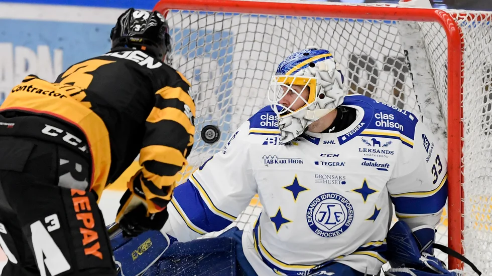 Niclas Burström hittar rätt för Skellefteå när han överlistar Leksands Axel Brage. Skellefteå tappade en tremålsledning, men vann i förlängning.