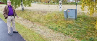 Misskött gräsplan irriterar boende