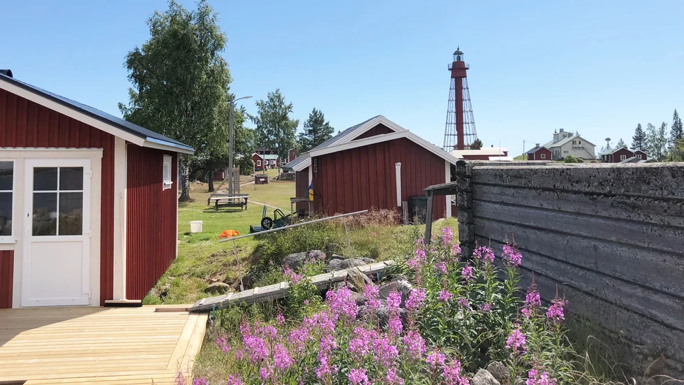 Ön Pite-Rönnskär användes som en boplats för fiskare från det att säsongen började till det att den avslutades. Här gjorde man bland annat surströmming.