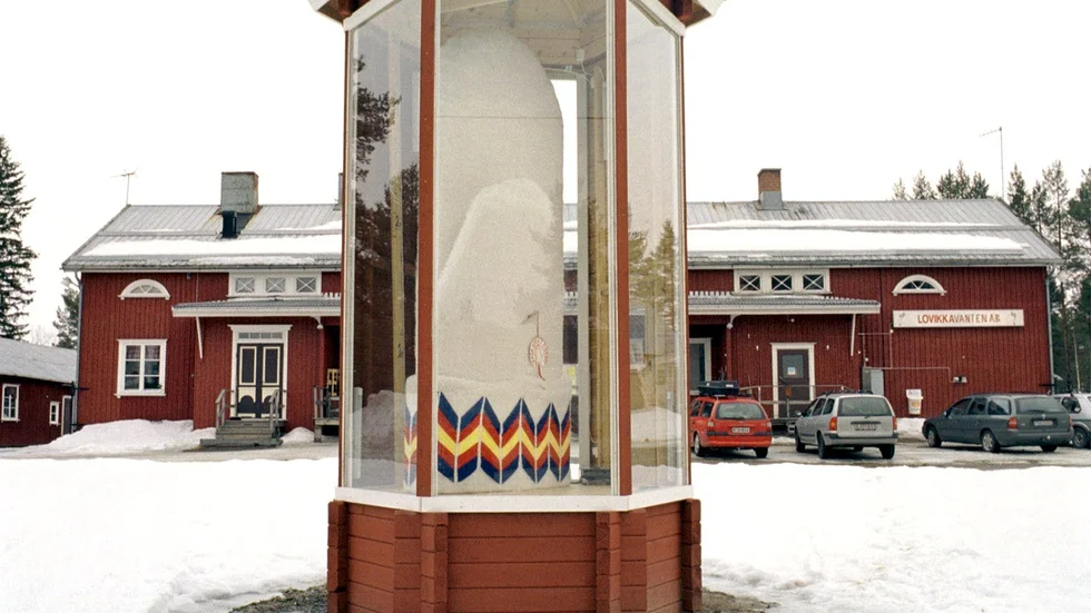 Tumvanten som stod utanför fabriken i Lovikka. Arkivbild från 2001.