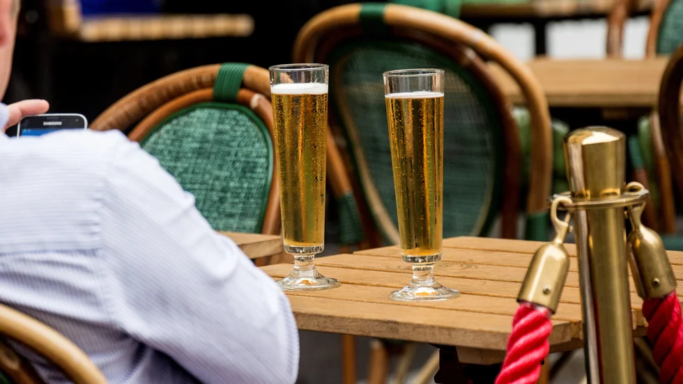 Än är pandemin inte över men i takt med sommar söker sig fler till uteserveringar och krogar.