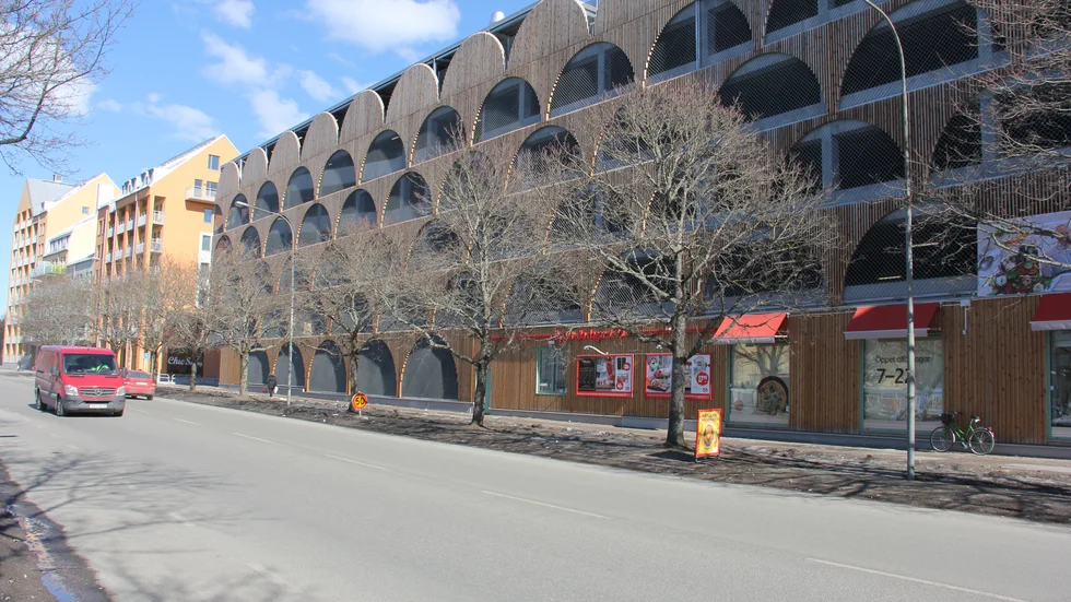 Parkeringshuset Skulptören ligger över ICA på Råbyvägen. Där finns det enligt Rikshem alltid lediga parkeringsplatser för områdets boende.