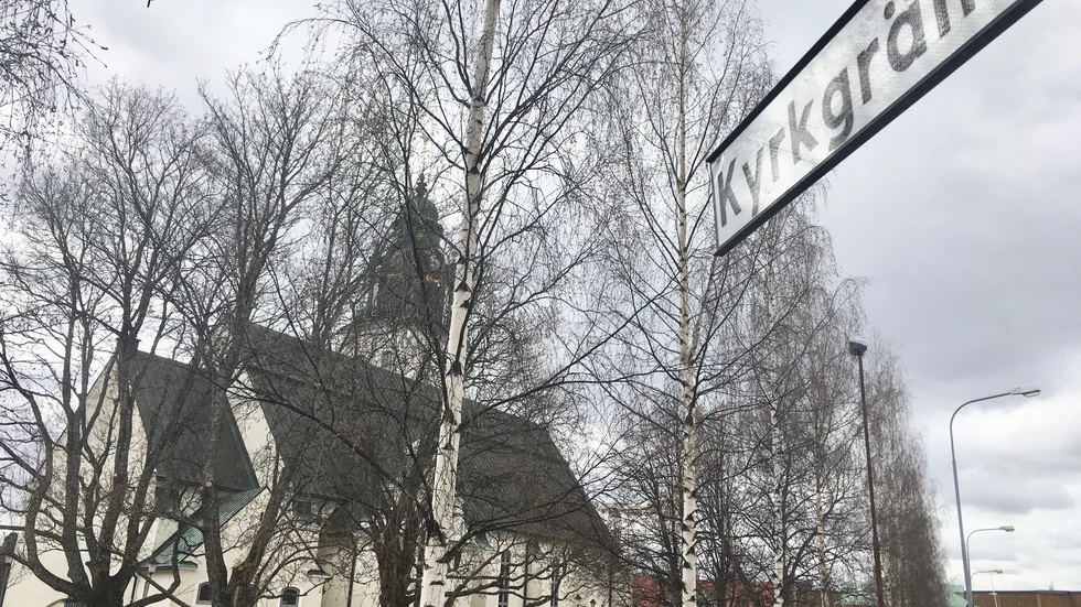Det var vid Sankt Olovs-kyrkan i centrala Skellefteå som mannen blev knivhuggen i låret. Ett brott som en 23-åring dömdes för, men nu frias han i hovrätten.