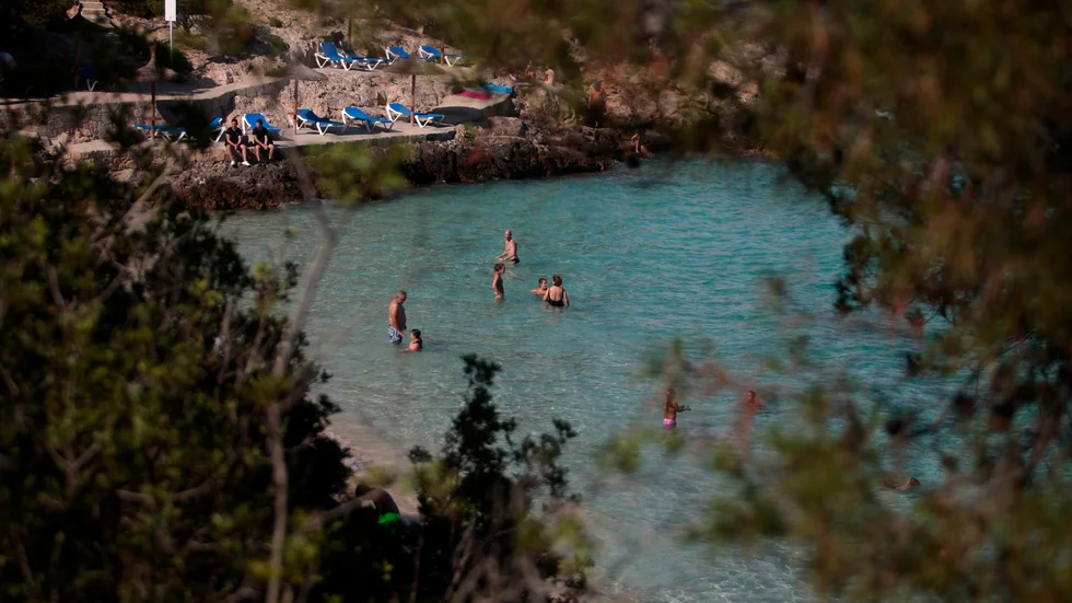 Krönikören Lina Stoltz, som under decennier firat hemester, är nu när det blivit trendigt, less på att trampa runt på gården hemmavid om somrarna och längtar till Mallorca.