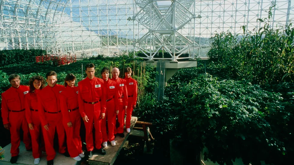 Ur filmen Spaceship Earth.