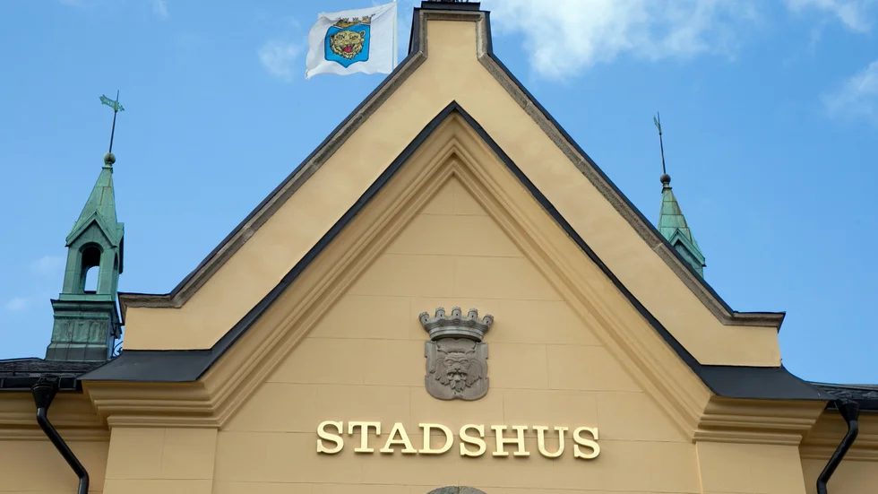 Krisledningen diskuterar socialstyrelsens nya råd om undantag i besöksförbud utifrån antikropptest.