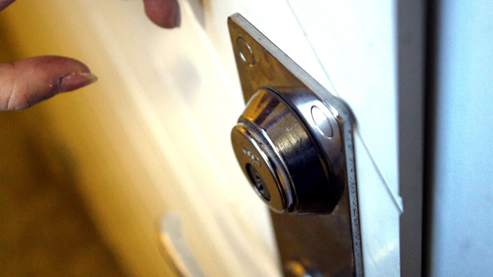 En man omhändertogs under måndagskvällen. Han är i nuläget misstänkt för brott mot knivlagen.