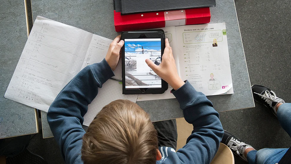 Skribenten menar att konkurrensen är snedvriden och att privata skolor gynnas på kommunala skolans bekostnad.