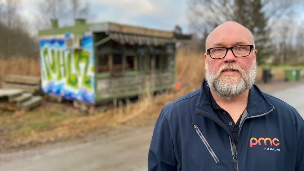 Donken Lindgren bestämde sig för att ta hand om den vandaliserade Drottninggrillen för att hedra sin mamma Elli som gick bort tidigare i år.