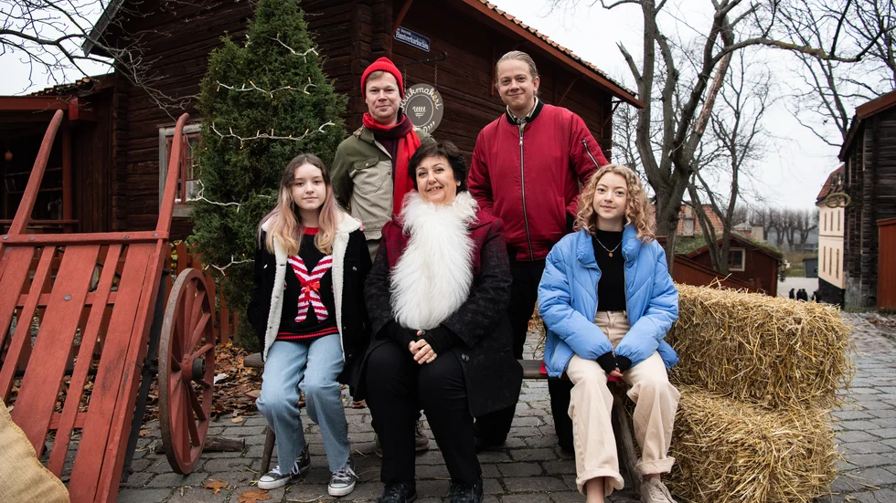 Sarah Rhodin, Johan Glans, Babben Larsson, Joel Adolfsson och Bibi Lenhoff i julkalendern "Mirakel".