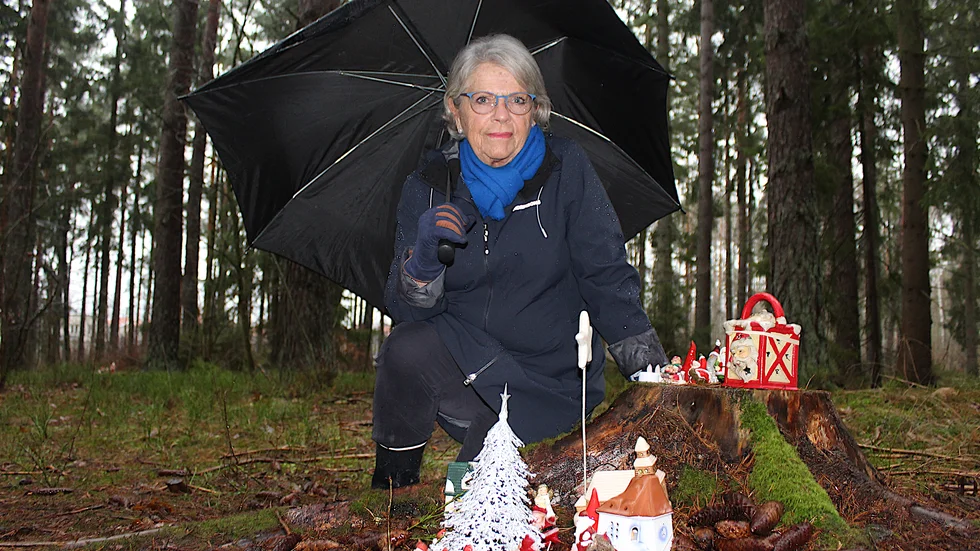 Ann-Magret Enge vid den "tomteby" som hon själv placerat vid motionsspåret i Tallboda