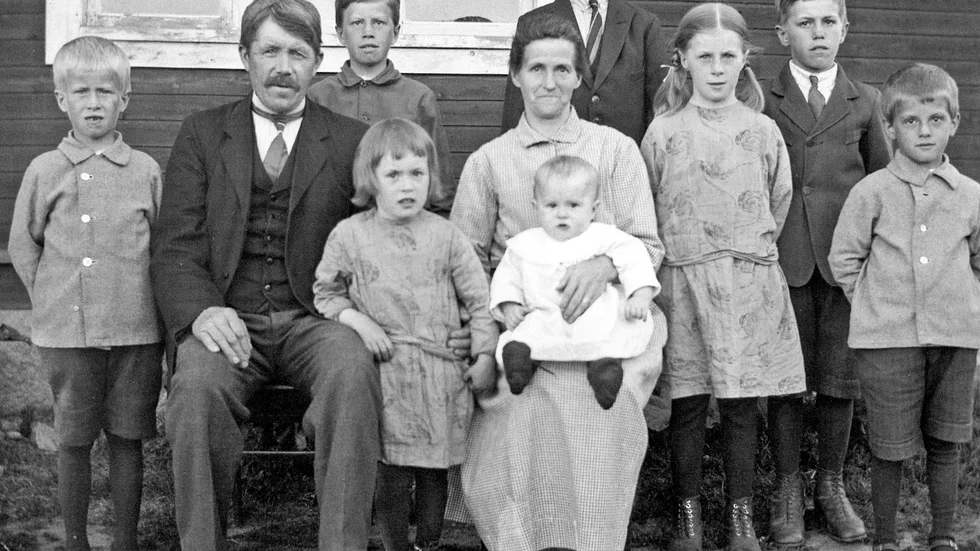 Det finns och fanns familjer av alla de slag. Ingen väljer sina föräldrar och för det mesta väljer man inte sina barn. Det blir som det blir. Och ljuv musik uppstår inte alltid. (Familjen på bilden har inget med textens innehåll att skaffa)