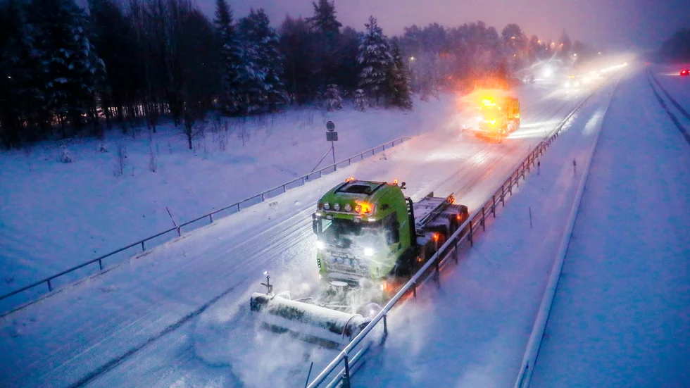 Skribenterna tycker att vinterväghållningen i länet måste förbättras och att utförarna måste få bättre villkor. (Arkivbild)