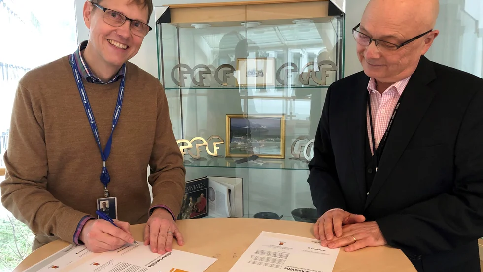 Vice vd Johan Börjesson (till vänster) signerar Forsmarks hållbarhetslöfte. Till höger Jonas Svensson, chef på skyddsavdelningen vid Forsmarks Kraftgrupp. 

