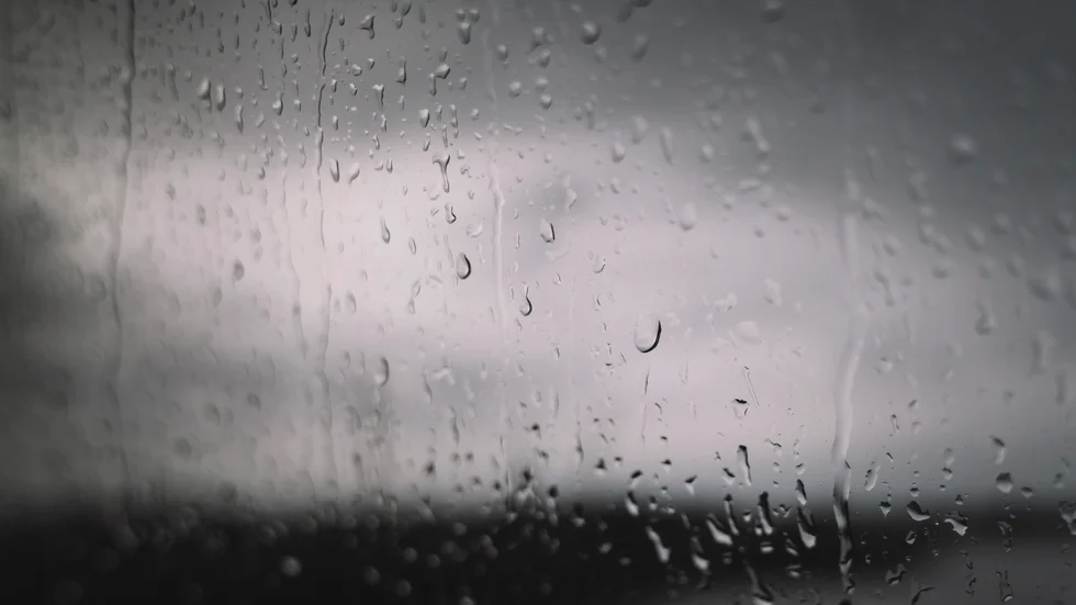 Regn på fönsterruta.