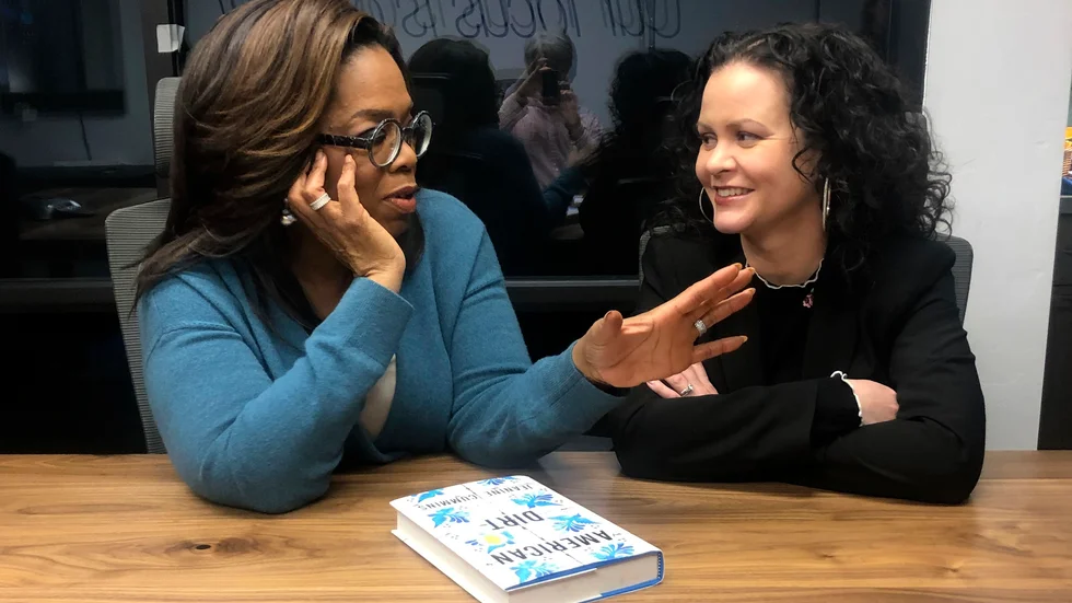 Jeanine Cummins (till höger) lyfter på hatten för Oprah Winfrey som gjorde ett tv-program om debatten om "Amerikansk jord plus ytterligare ett om de mexikanska migranter som romanen handlar om. Arkivbild.