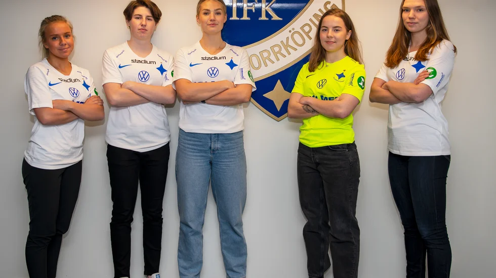 Jennie Egeriis, Irmeli Jonsson, Alva Lundin, Cornelia Baldi Sundelius och Emelie Johansson är klara för spel i IFK Norrköpings tröja.