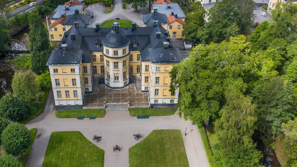 Drönarbild Finspångs slott och slottspark.