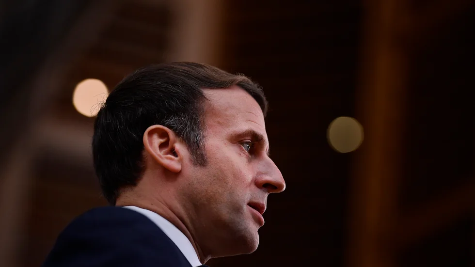 Frankrikes president Emmanuel Macron hyllar de poliser som dödades under insatsen på onsdagsmorgonen.