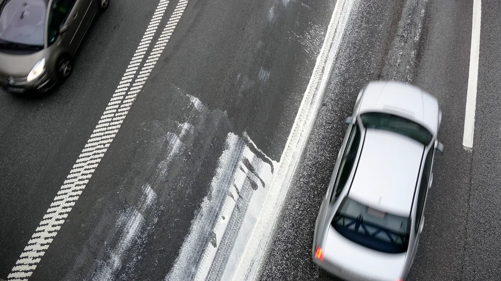 SMHI varnar för halt väglag under torsdagskvällen.