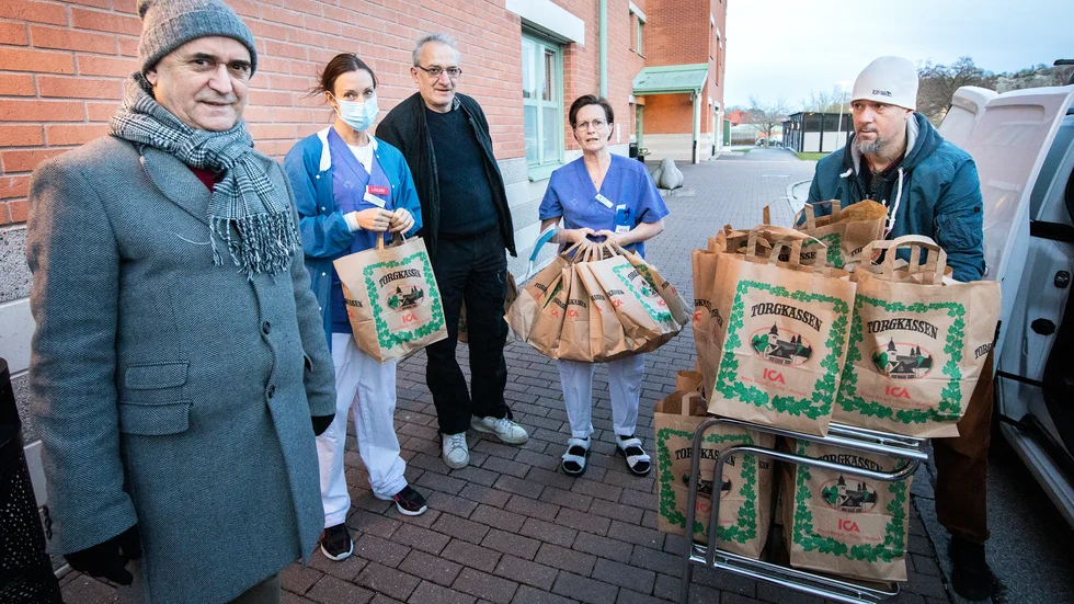 Julklapparna levererades av GIFF:s styrelse till personal på Visby lasarett under onsdagen. Från vänster Elias Eldenblom (GIFF), Charlotte Kaviani, verksamhetschef på akutmottagningen, krögaren Vasilis Kanellos, Ylva Blomberg Olsson, kirurgmottagningen C3 samt Ojet Ringbom, ambulansförare.