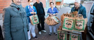 De skänker hundratals julklappar till vårdpersonalen