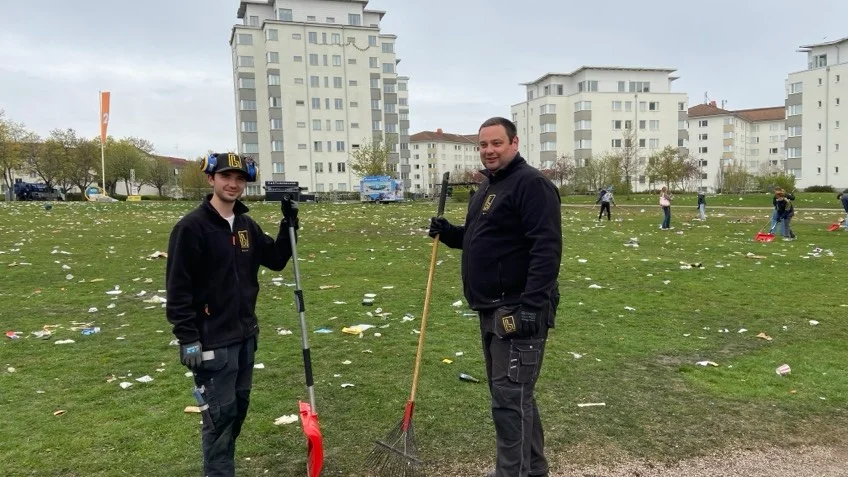 Fastighetsskötaren Rasmus Jakobsson-Drougge och Anders Bäckström från Bredablick.
