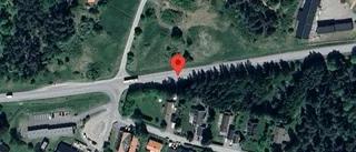 Just nu: Träd över vägen skapar problem i trafiken på väg 282