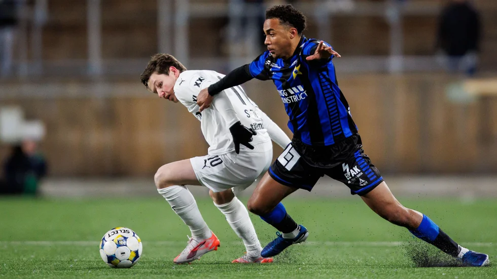 Isaac Höök i duell med Helsingborgs Max Svensson under matchen i svenska cupen tidigare under säsongen.