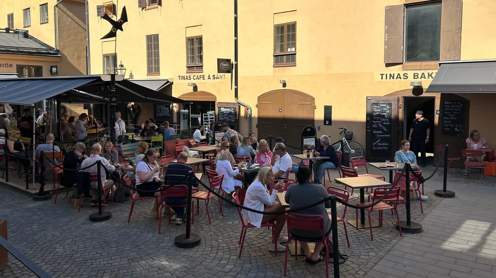 Uteserveringen i Knäppingsborg, där Tinas Café å Sånt och Tina Bakficka ligger lockar extra många besökare när solen tittar fram. 