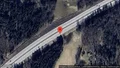 Stillastående personbil ger stopp i ett körfält på E4