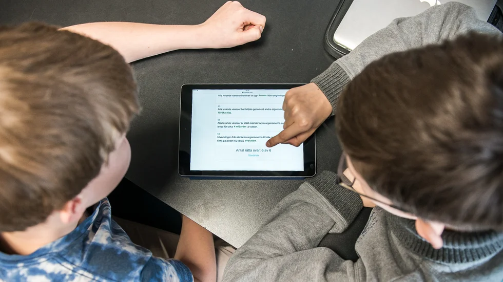 Närmare 10 procent av eleverna i grundskolan uppfyller kriterierna för språkstörning oavsett annan diagnos, skriver logopederna.