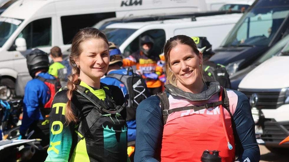 "Det här ska bli så kul..." Polarna Sara och Christina trivdes perfekt i solskenet. 