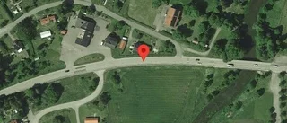 Träd över vägen påverkar trafiken på väg 288