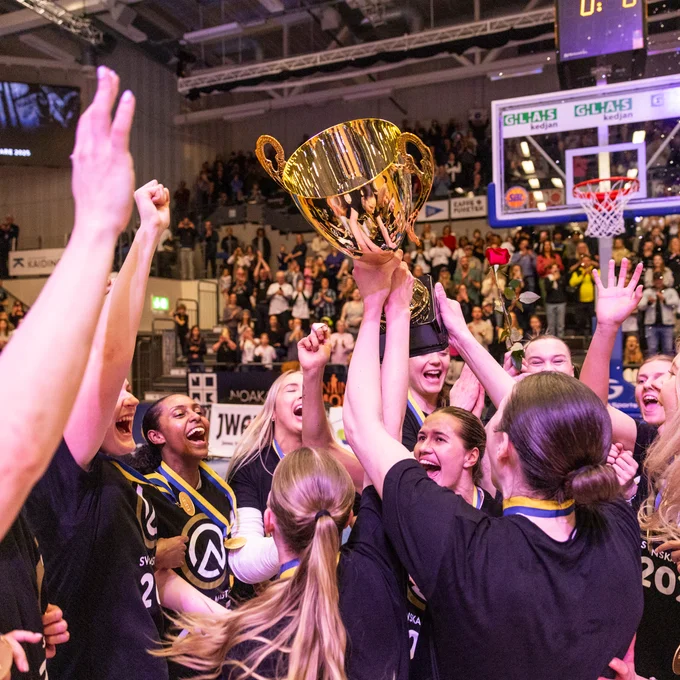Luleå Basket firar ännu ett SM-guld.
