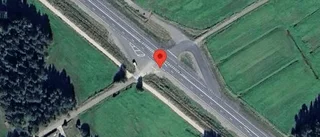 Stillastående personbil ger stopp i ett körfält på E4