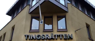 Åtalade kvar i häktet