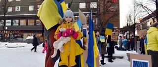 Manifestation på torget – många Skelleftebor stod upp för Ukraina: ”Vi vill visa vårt stöd”