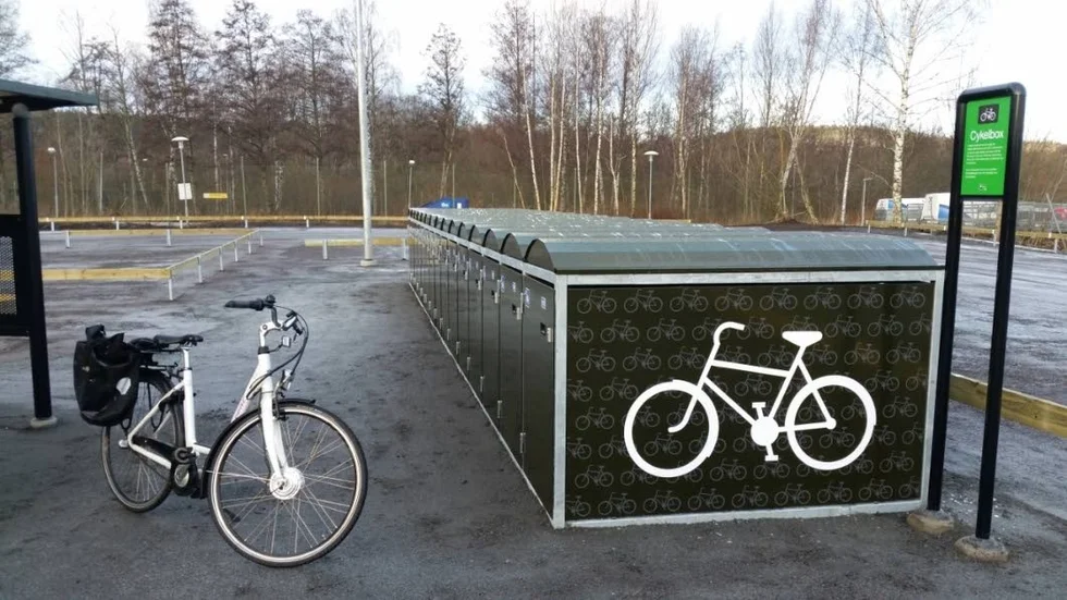 Så här ser det ut vid infartsparkeringen vid Jönköpings södra infart. Cykelboxarna har blivit mycket populära.