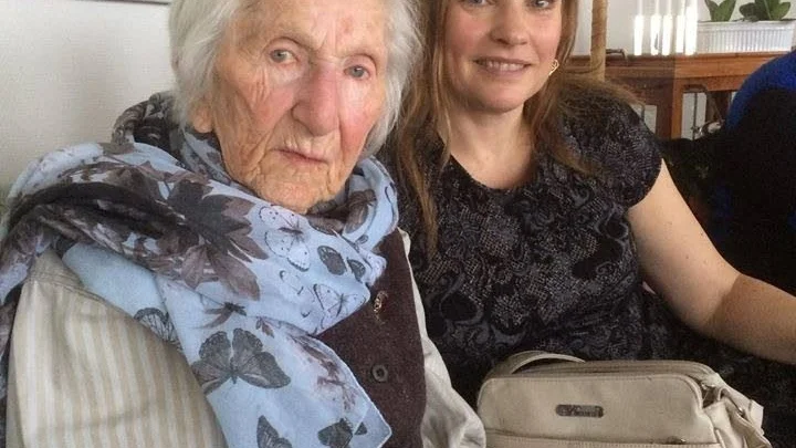Krönikör Anna Hellerstedt tillsammans med en av sina förebilder, 91-åriga Hedi Fried.