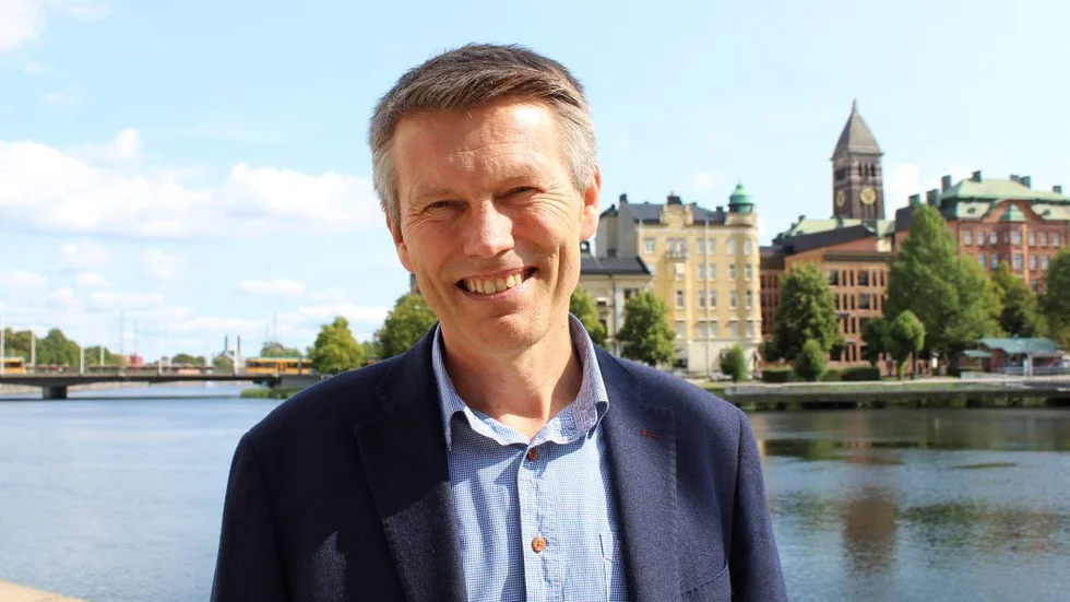 Efter åtta år väljer Jörgen Rundgren (M) att frysa sin politikerpension, med motiveringen att hans företag går bättre, men främst för att familjen ska slippa läsa om det i tidningen.
