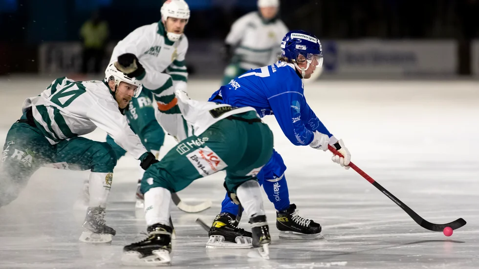 IFK Motalas ytterhalv Viktor Hulthammar tar sig förbi bland andra nummer 20 i Hammarby, David Brodén. Det var mycket halvchanser och målsnålt i mötet. IFK vann till slut med 4-3 efter avgörande hörnmål i slutet.