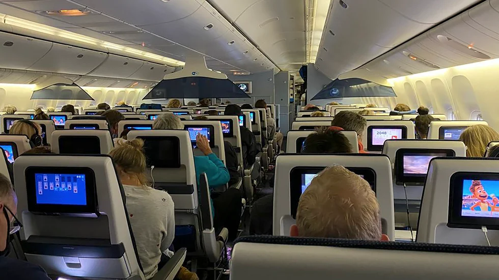 Passagerare från Kapstaden i väntan på KLM:s flygning 598 efter landning på Schiphol-flygplatsen i Amsterdam. Det tog fyra timmar innan de fick gå av och bli virustestade.