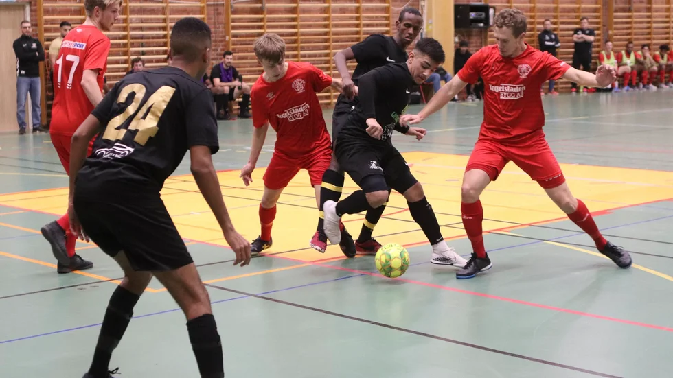 Precis som flera gånger förr förväntas derbyt mellan KSK och Katrineholm city innehålla intensiva dueller. På söndagen inleder lagen futsalsäsongen med ett hett möte i Nyhemshallen.