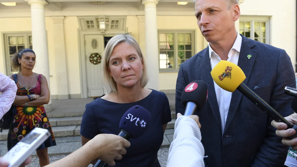 Det som hände i veckan visade att det verkligen är två partier som skiljer sig åt, och fortfarande är nog synen på makt och ansvar den stora skiljefrågan, skriver Lars Stjernkvist. Bilden på Magdalena Andersson (S) och Per Bolund (MP) är från Harpsund 2016.