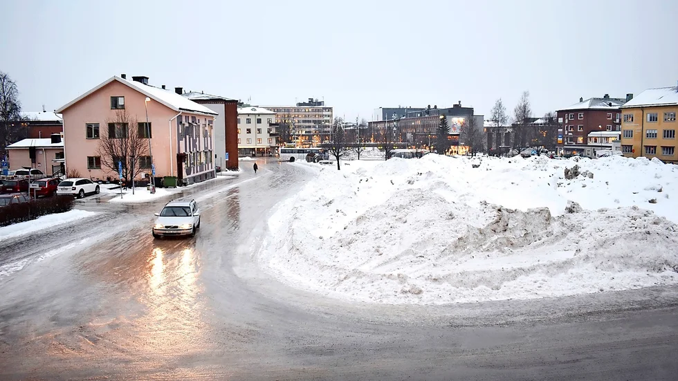Gamla busstorget - en tom yta där bilar kunnat stå, menar skribeten. Foto: Pär Lindström Foto: Pär Lindström.